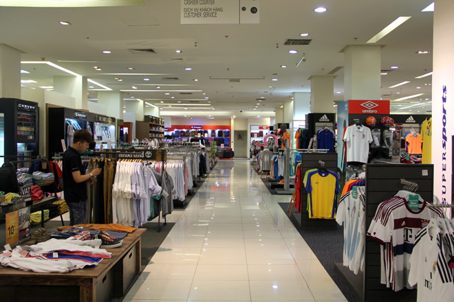 Chị Mai, nh&acirc;n vi&ecirc;n shop quần &aacute;o v&agrave; phụ kiện thời trang tại một TTTM ở quận 1, cho biết: Nửa năm qua, bu&ocirc;n b&aacute;n rất kh&oacute; khăn, c&aacute;c ng&agrave;y trong tuần chỉ v&agrave;i người mua sắm. Cuối tuần lượng người nhỉnh hơn một ch&uacute;t nhưng cũng kh&ocirc;ng khả quan mấy.