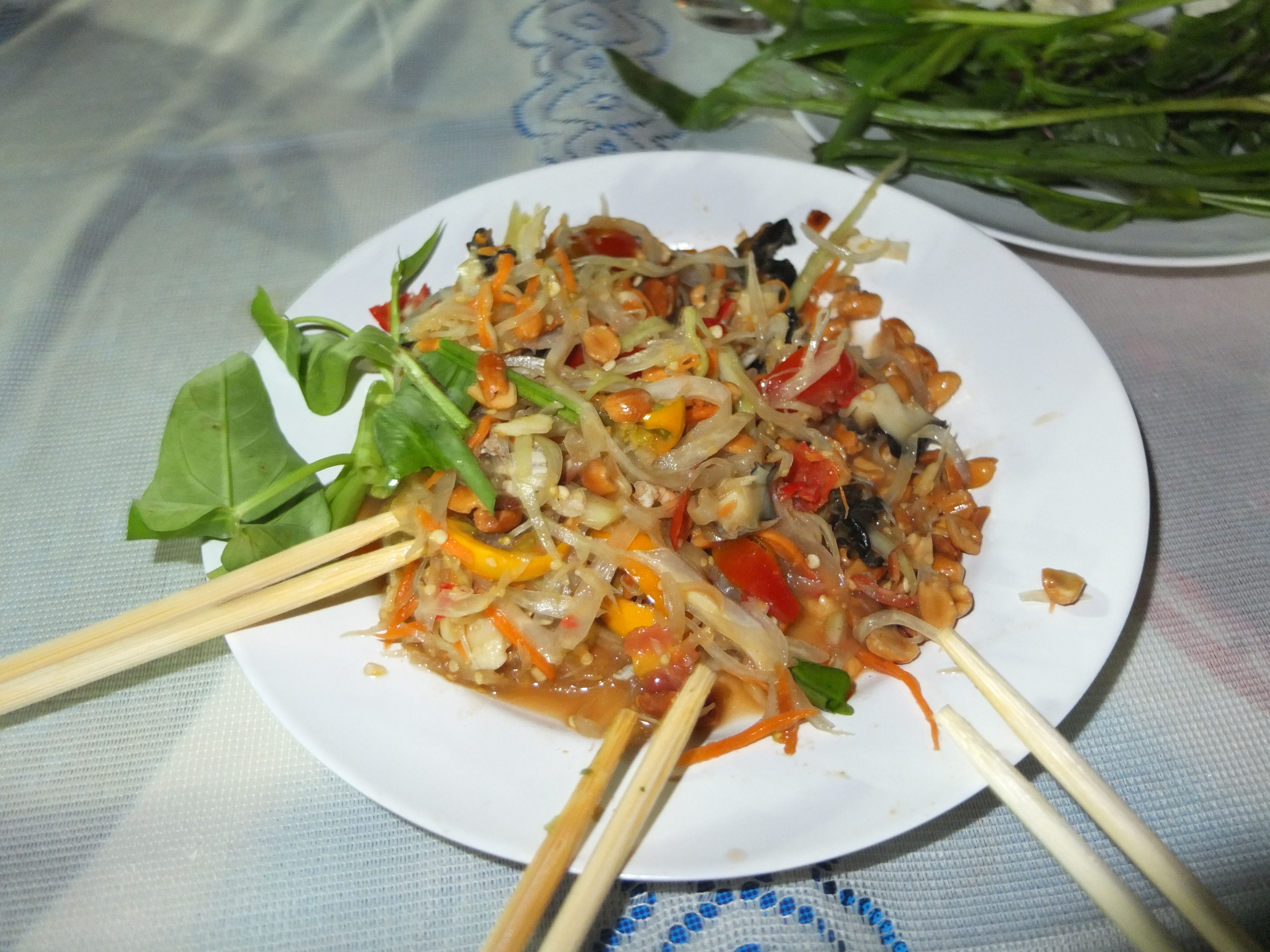 Nhìn vậy thôi chứ món gỏi này cay xé họng