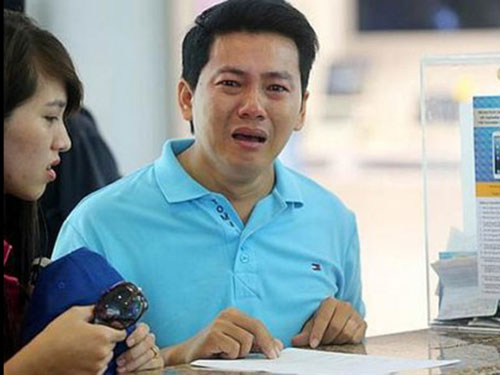 Anh Phạm Văn Thoại ph&aacute;t kh&oacute;c trước sự bắt chẹt của cửa h&agrave;ng  			Ảnh: The Straits Times