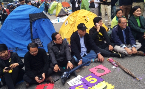 Từ tr&aacute;i qua: nh&agrave; lập ph&aacute;p Claudia Mo, Lee Wing-tat, Albert Ho, &ocirc;ng tr&ugrave;m truyền th&ocirc;ng Jimmy Lai c&ugrave;ng nghị sĩ  Sin Chung Kai, Yeung Sum v&agrave; Emily Lau. Ảnh: SCMP