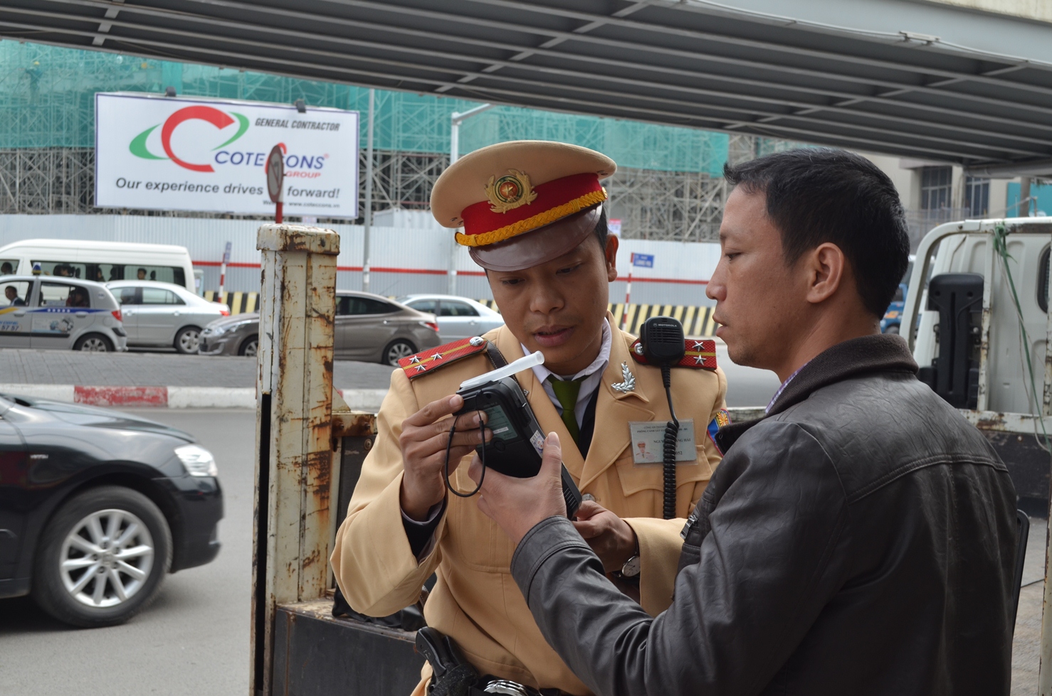Một người d&acirc;n thổi v&agrave;o m&aacute;y đo nồng độ cồn
