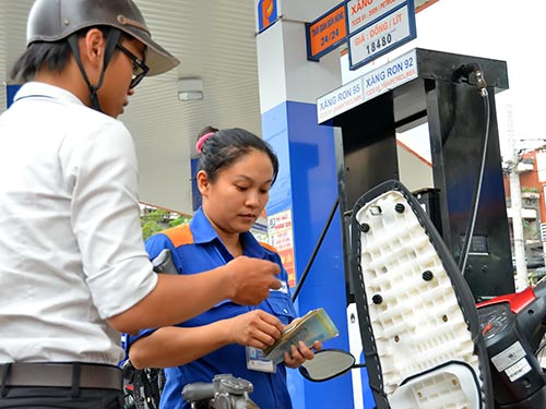 Giá xăng giảm nhưng niềm vui người tiêu dùng chưa trọn vẹn. Trong ảnh: Một điểm bán xăng tại TP HCM Ảnh: Tấn Thạnh