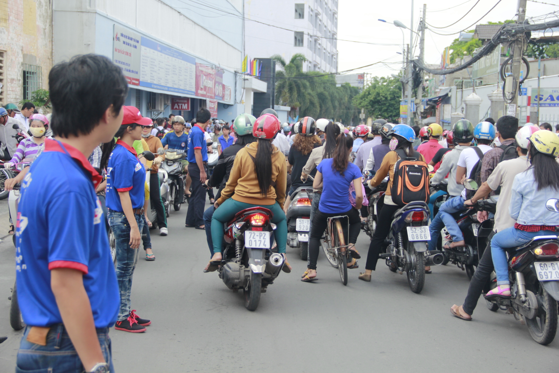 Lực lượng CSGT, sinh viên tình nguyện đứng ra điều tiết giao thông tại các địa điểm thi.