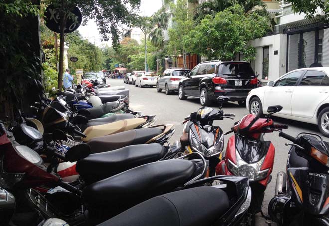 Xe hơi, xe m&aacute;y ở c&aacute;c qu&aacute;n c&agrave; ph&ecirc; đậu tr&agrave;n ra cả l&ograve;ng đường