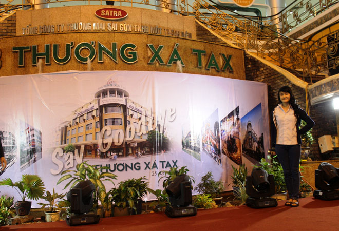 Một số người chụp hình lưu niệm với tấm bảng: “See good bye Thương xá Tax”.