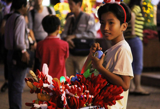Kh&ocirc;ng hiếm những người b&aacute;n đồ gi&aacute;ng sinh l&agrave; trẻ em