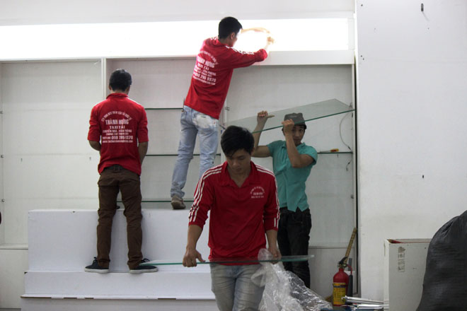 Từ s&aacute;ng đến chiều, nh&acirc;n vi&ecirc;n vận chuy&ecirc;n h&agrave;ng h&oacute;a l&agrave;m việc li&ecirc;n tục để bốc dỡ h&agrave;ng.
