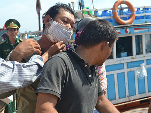 T&agrave;u c&aacute; của ngư d&acirc;n L&yacute; Sơn bị hư hỏng sau khi bị t&agrave;u Trung Quốc tấn c&ocirc;ng, cướp t&agrave;i sản Ảnh: VĂN MỊNH