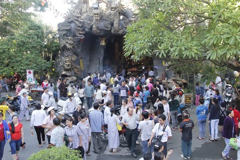 Tấp nập người d&acirc;ng hương tại ch&ugrave;a Phổ Quang
