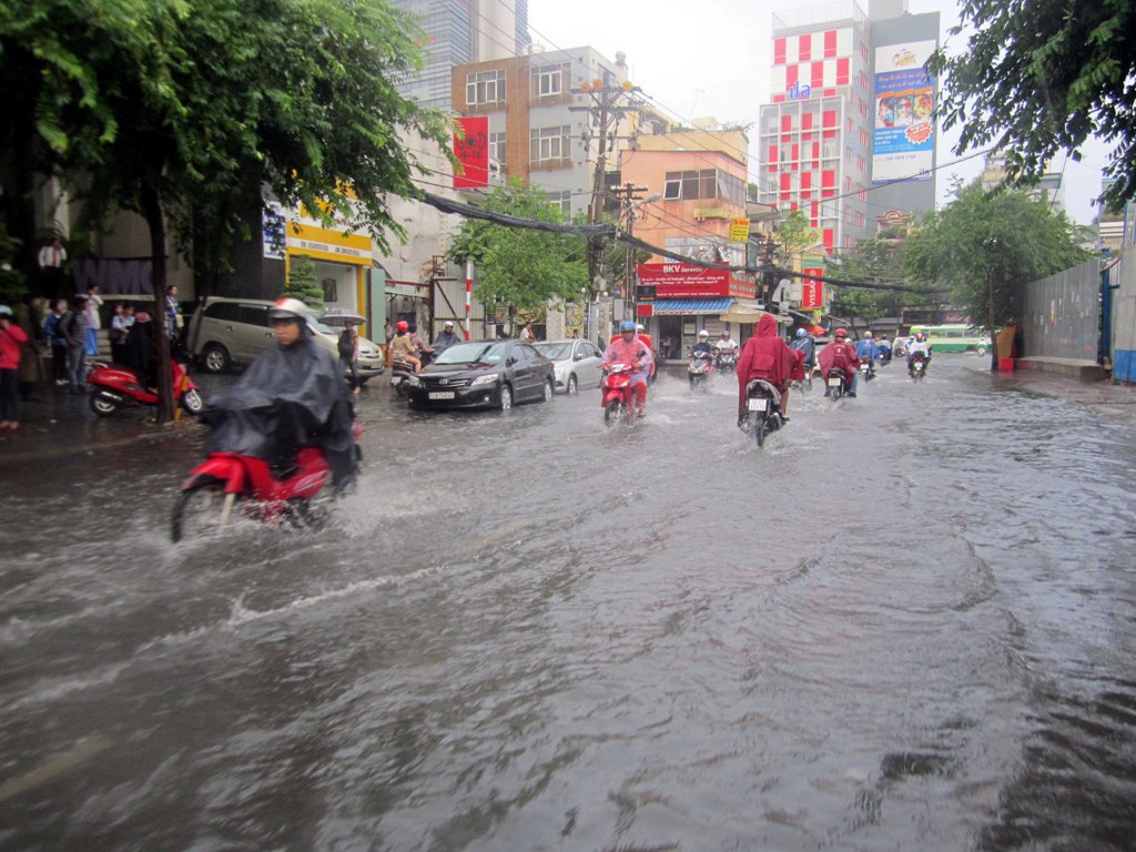 Đường Đề Thám ngập nước làm nhiều xe chết máy
