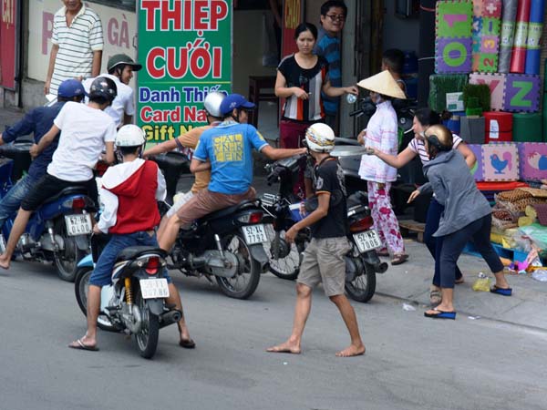 Giật cô hồn gây náo loạn đường phố
