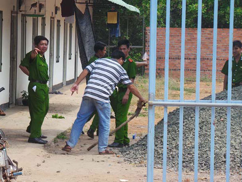 Cả xóm bất an
