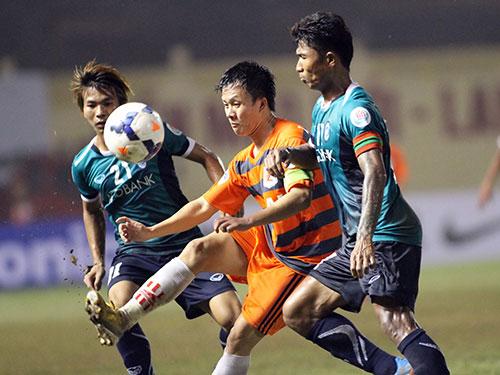 Ti&ecirc;̀n v&ecirc;̣ Tr&acirc;̀n Mạnh Dũng (giữa) trong tr&acirc;̣n V. Ninh Bình gặp CLB Yangon United của Myanmar Ảnh: HẢI ANH