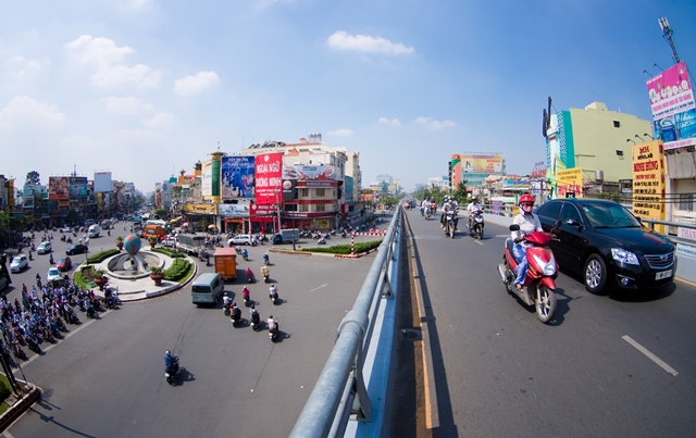 Cầu c&oacute; h&igrave;nh chữ Y với một nh&aacute;nh vượt ở đường Hồng B&agrave;ng, một nh&aacute;nh vượt tr&ecirc;n đường Ba Th&aacute;ng Hai.