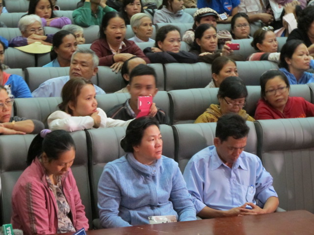 Nhiều phụ huynh cũng c&oacute; mặt tại phi&ecirc;n t&ograve;a xử 2 bảo mẫu