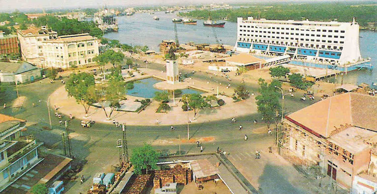 T&ecirc;n ch&iacute;nh thức l&agrave; Kh&aacute;ch sạn S&agrave;i G&ograve;n, nhưng nhiều người d&acirc;n th&agrave;nh phố thường gọi l&agrave; &ldquo;kh&aacute;ch sạn nổi&rdquo;. Gi&aacute; ph&ograve;ng kh&aacute;ch sạn n&agrave;y c&oacute; l&uacute;c l&ecirc;n tới 335 USD/đ&ecirc;m.