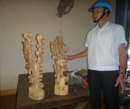 Anh Thọ b&ecirc;n hai sản phẩm gi&oacute; cảnh đang chờ b&agrave;n giao cho kh&aacute;ch