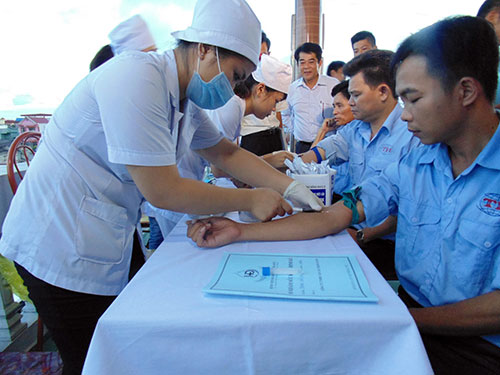Khám sức khỏe tài xế ở Hải Phòng Ảnh: TRỌNG ĐỨC