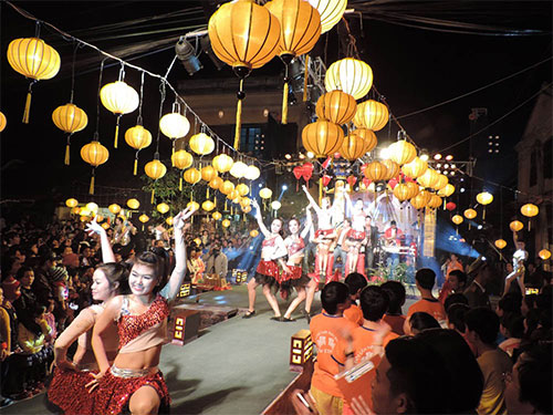Người dân và du khách đón giao thừa 2014 ở Hội An (Quảng Nam)