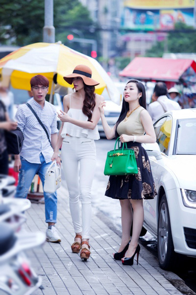 Mặc d&ugrave; trang phục rất đơn giản, H&agrave; Hồ vẫn thu h&uacute;t mọi &aacute;nh nh&igrave;n bởi chiều cao khủng v&agrave; th&acirc;n h&igrave;nh v&ocirc; c&ugrave;ng gợi cảm.