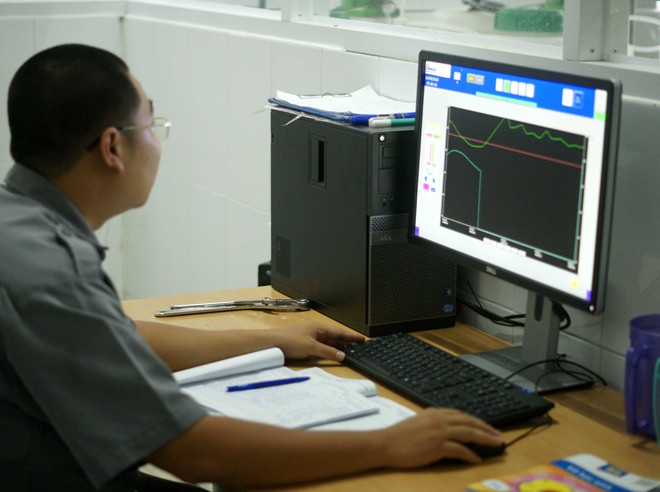Việc t&aacute;ch cồn được gi&aacute;m sất bằng hệ thống m&aacute;y t&iacute;nh tự động.