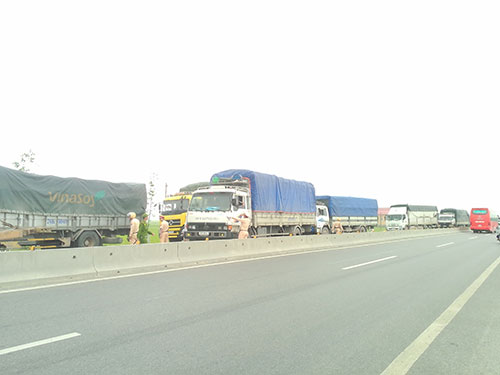 Đoàn xe tải liều lĩnh vượt Trạm cân Hồng Lĩnh vào trưa 6-5 trước sự bất lực của lực lượng chức năng