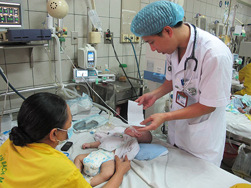 Bệnh nhi sởi biến chứng nặng đang điều trị tại BV Bạch Mai Ảnh: NGỌC DUNG
