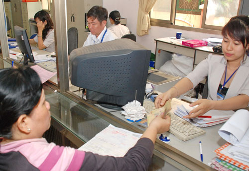 C&ocirc;ng chức l&agrave; đối tượng được Ch&iacute;nh phủ đề xuất tăng lương. Trong ảnh: Nh&acirc;n vi&ecirc;n UBND quận T&acirc;n B&igrave;nh, TP HCM giải quyết thủ tục h&agrave;nh ch&iacute;nh cho người d&acirc;n Ảnh: TẤN THẠNH
