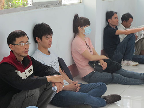 Hành khách mệt mỏi chờ mua vé tàu ở ga Sài Gòn, ngày 6-12