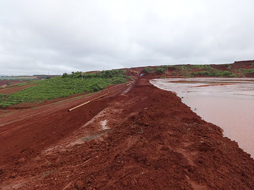 Vỡ đê quai hồ thải quặng bauxite
