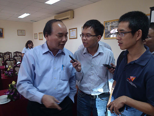Phó Thủ tướng Nguyễn Xuân Phúc trao đổi với các phóng viên bên lề buổi làm việc Ảnh: TUẤN NGUYỄN