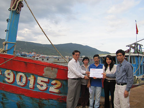 Đại diện Báo Người Lao Động (thứ hai từ phải sang) cùng đại diện LĐLĐ TP Đà Nẵng (bên phải) trao 100 triệu đồng cho Hội Nghề cá TP Đà Nẵng Ảnh: HOÀNG DŨNG