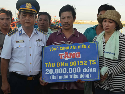 Lực lượng Cảnh s&aacute;t biển Việt Nam trao qu&agrave; hỗ trợ ngư d&acirc;n của một t&agrave;u c&aacute; bị t&agrave;u Trung Quốc đ&acirc;m ch&igrave;m chiều 26-5 Ảnh: BÍCH V&Acirc;N