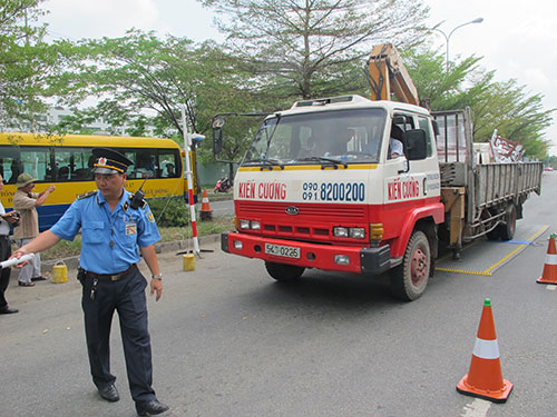 Thanh tra giao thông được dùng súng?