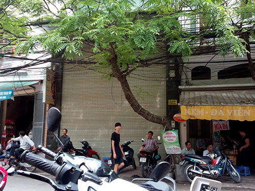Lối lên Công ty TNHH Công nghệ Việt Hồng đã đóng kín vào sáng 24-6