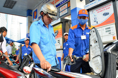 Người tiêu dùng trong nước chưa được hưởng lợi nhiều từ việc giá xăng thế giới giảm mạnh Ảnh: TẤN THẠNH