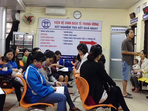 C&aacute;c bậc phụ huynh đưa con em đi kh&aacute;m s&agrave;ng lọc, tư vấn trước khi ti&ecirc;m vắc-xin ở H&agrave; Nội