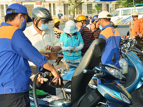 Người tiêu dùng sẽ phải mua xăng giá cao hơn nếu đề xuất tăng chi phí định mức kinh doanh xăng dầu được chấp nhận ẢNH: TẤN THẠNH