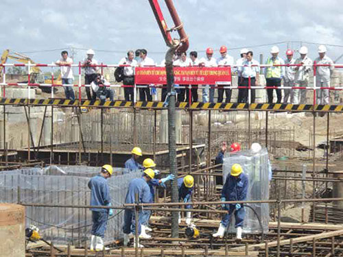 Hầu hết lao động kỹ thuật đang làm vi&ecirc;̣c tại Nh&agrave; m&aacute;y Nhiệt điện Duy&ecirc;n Hải là người Trung Quốc Ảnh: CA LINH