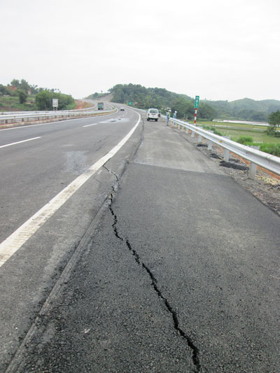 Vết nứt tại Km83 đường cao tốc Nội B&agrave;i - L&agrave;o Cai Ảnh: ĐỖ DU
