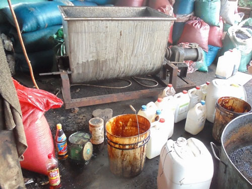 Cơ sở sản xuất cà phê Nhất Thiên bừa bãi, không bảo đảm vệ sinh. Ảnh dưới: Can đựng hóa chất có nguồn gốc Trung Quốc từ cơ sở chế biến cà phê Nhất Thiên