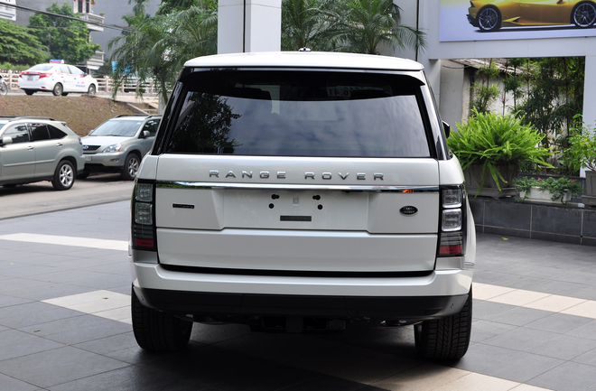 Trục cơ sở k&eacute;o d&agrave;i th&ecirc;m 140 mm khiến chiếc SUV tr&ocirc;ng trường xe hơn, tăng kh&ocirc;ng gian nội thất. Xe c&oacute; r&egrave;m cửa tăng kh&ocirc;ng gian ri&ecirc;ng tư. K&yacute; hiệu chữ L đại diện cho LWB ở hai b&ecirc;n sườn xe. Động cơ xe l&agrave; loại 5 l&iacute;t V8 si&ecirc;u nạp, c&ocirc;ng suất 510 m&atilde; lực.