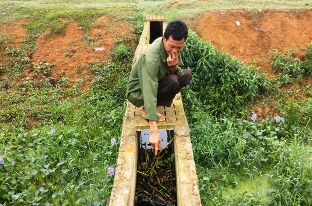 Nguồn nước đen ng&ograve;m bốc m&ugrave;i h&ocirc;i thối đổ thẳng ra d&ograve;ng H&oacute;n Măng