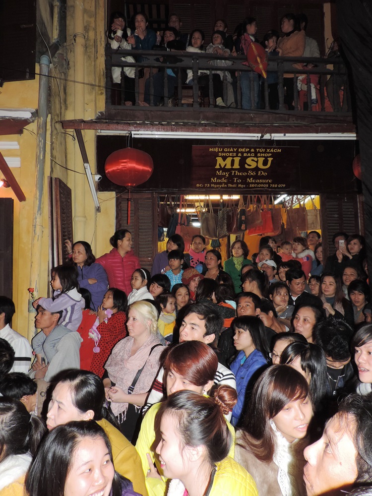 Đông đảo du khách tham dự lễ đón mừng năm mới 2014 tại Hội An