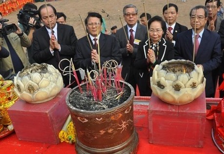 Ph&oacute; chủ tịch nước Nguyễn Thị Doan c&ugrave;ng c&aacute;c l&atilde;nh đạo tỉnh H&agrave; Nam d&acirc;ng hương vua L&ecirc; Đại H&agrave;nh.