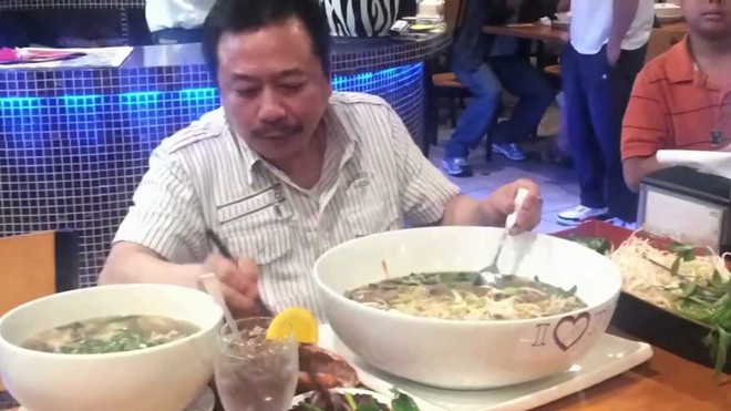 Tại nh&agrave; h&agrave;ng I Luv Pho ở Georgia, Hoa Kỳ, b&aacute;t phở Việt k&iacute;ch cỡ khủng c&oacute; t&ecirc;n 