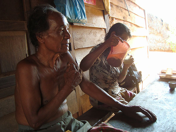 Gi&agrave; l&agrave;ng K&rsquo;Khen (ở th&ocirc;n 4, x&atilde; Phước C&aacute;t 2, huyện C&aacute;t Ti&ecirc;n) n&oacute;i rằng ng&agrave;y trước &ocirc;ng thường v&agrave;o hang Tho&aacute;t Y Vũ để bắt dơi