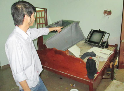 Say ma túy, Nguyễn Văn Thà đập phá tài sản trong phòng số 3 nhà nghỉ Phương Khanh và dùng dao khống chế người nhà bắt làm con tin.