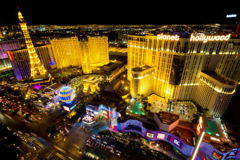 Tháp Eiffel sống động giữa khu The Strip