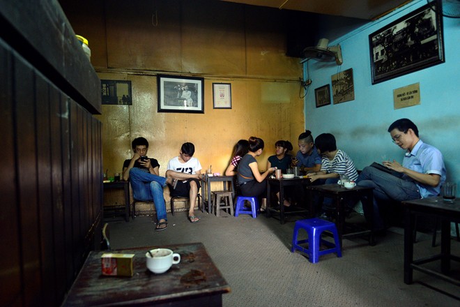 Bên trong quán cà phê là khuôn viên rộng chừng 20m2, chia thành nhiều ngăn nhỏ.